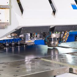 Meteor Umformtechnik Feinschneidteile Biegeteile Baugruppen Schleifen Bürsten