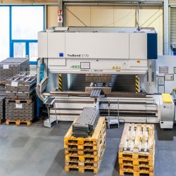 Meteor Umformtechnik Feinschneidteile Biegeteile Baugruppen Schleifen Bürsten